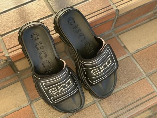 グッチのロゴベルクロサンダル