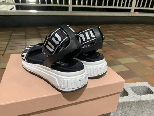 ミュウミュウのロゴストラップサンダル