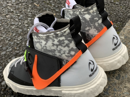 スニーカーのNIKE×READY MADE