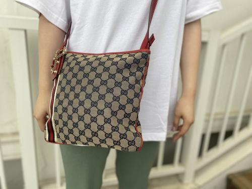 グッチのシェリーラインGGキャンバスショルダーバッグ