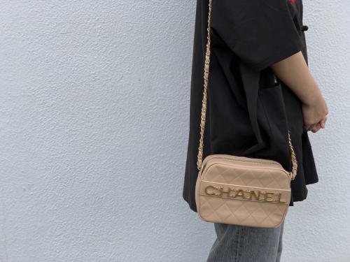 シャネルのロゴチェーンショルダーバッグ