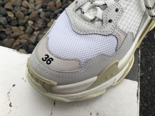 バレンシアガのTriple S WOMEN