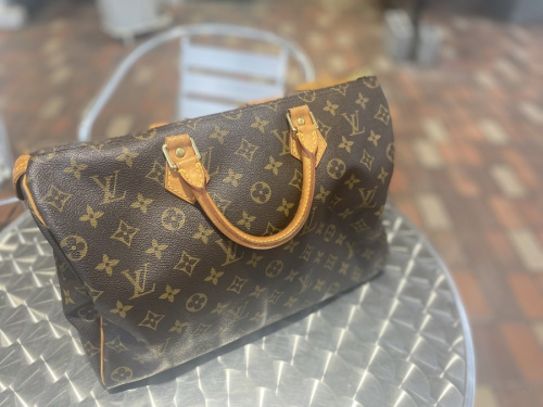 ラグジュアリーブランドのLOUIS VUITTON 　