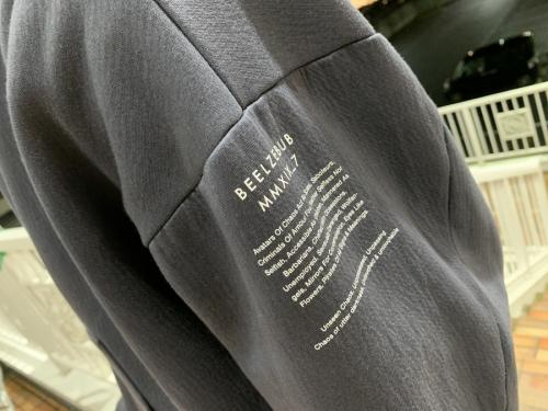 ユリウスのSEAMED SLEEVE PRINT HOODIE