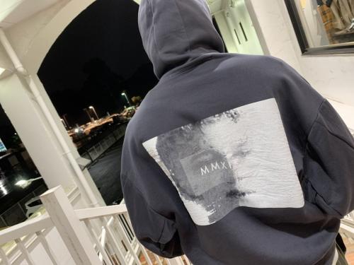 SEAMED SLEEVE PRINT HOODIEのメンズ　Blue Gray