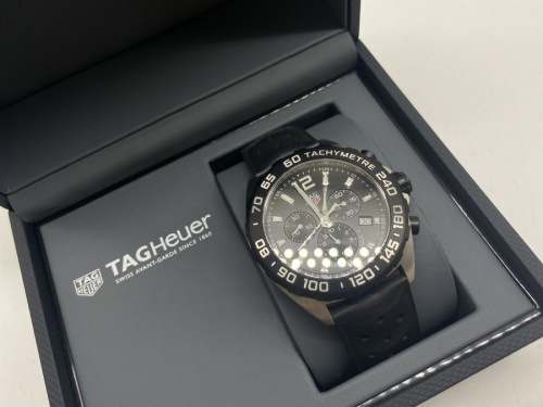 ビジネスアイテムのTAG HEUER
