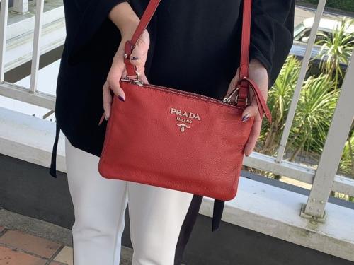 プラダのレザーショルダーバッグ