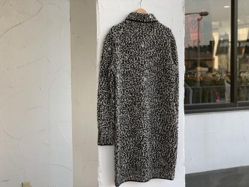 シャネルのココマークボタンツイードタートルネックワンピース