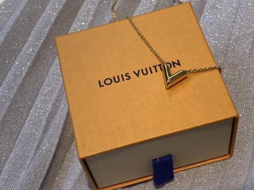 ルイ ヴィトンのエッセンシャルＶネックレス