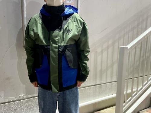 アイロエベネイチャーのカラーブロックマウンテンパーカー