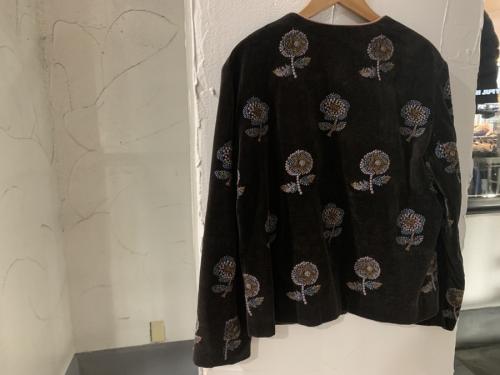 ミナ ペルホネンのフラワー刺繍ベルベットノーカラージャケット