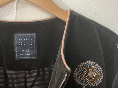 フラワー刺繍ベルベットノーカラージャケットのレデイース