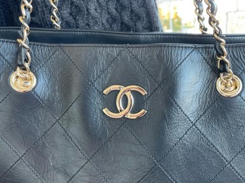 シャネルのチェーントートバッグ（ポーチ付）