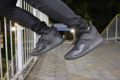 「adidasのTubular X 」