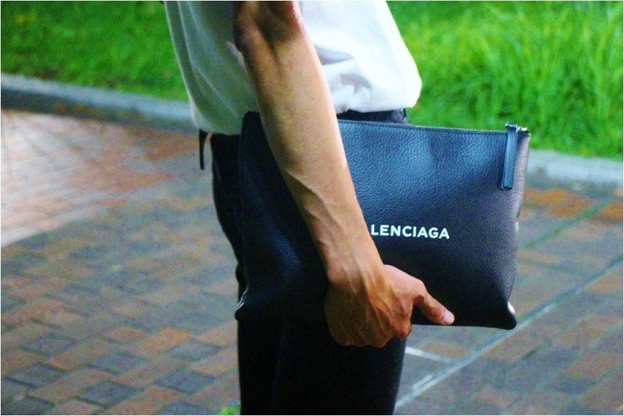 シックなロゴが大人気【BALENCIAGA/バレンシアガ】のクラッチバッグ