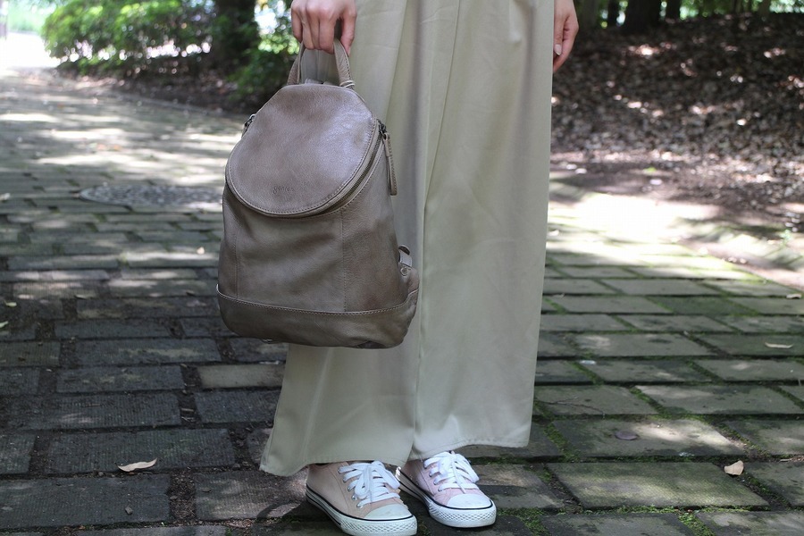 【美品】 genten/ゲンテン】山羊皮を使用したヌメリュックのご紹介です バッグ