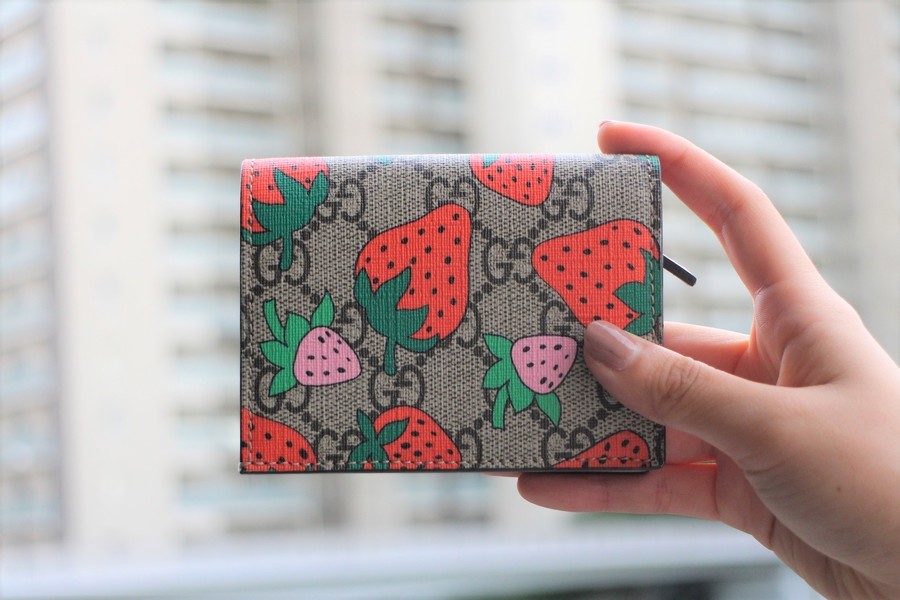GUCCI　GG柄 キャンバス地カード入れ GUCCI/グッチ】ストロベリープリントGGカードケースのご紹介です