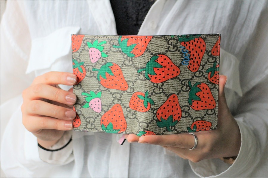 超希少♦️ヴィンテージ♦️GUCCI♦️GGマーク 総柄♦️アタッシュケース♦️送料込 GUCCI/グッチ】ストロベリープリントGGカードケースのご紹介です