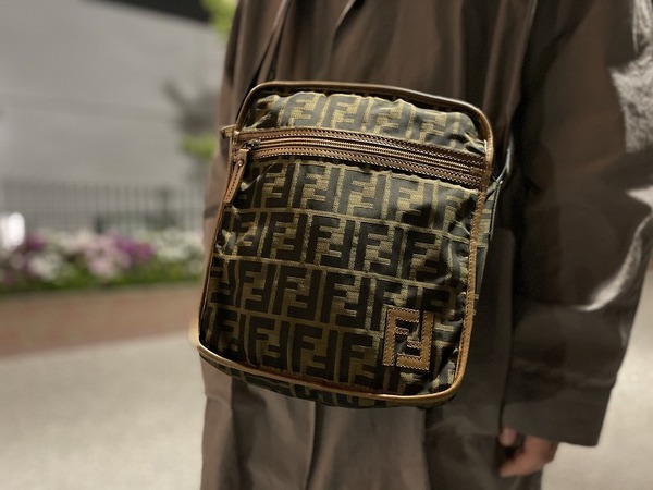 格安，新品 E ☆ 高級ラグジュアリー服 \'国内正規品\' FENDI フェンディ 袖裏 襟裏 FFロゴ ズッカ柄 ダブルブレスト トレンチコート size:10A アウター