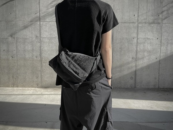 ユリウス JULIUS Coated Satin Short Hooded Blouson（BLACK