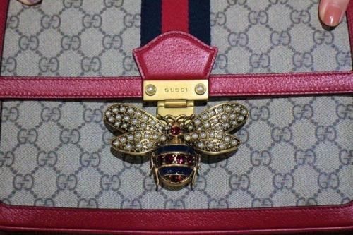 ラグジュアリーブランド【GUCCI/グッチ】より宝飾された女王蜂が 
