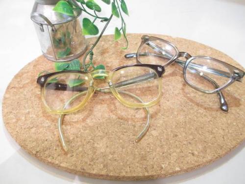 ボトムスのデニムパンツ