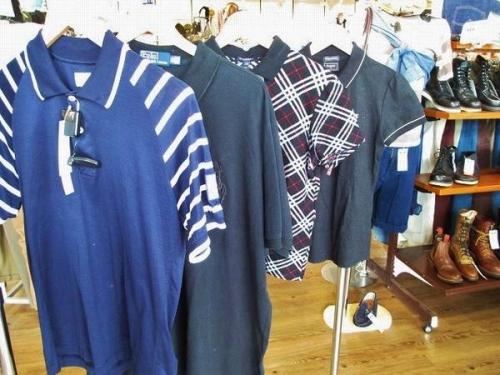 トップスのポロシャツ