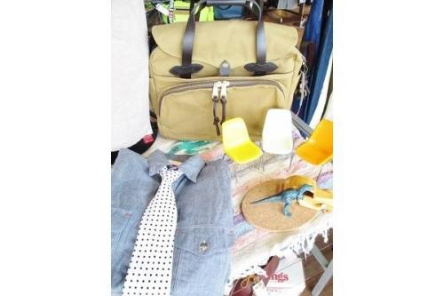 トップスのアロハシャツ