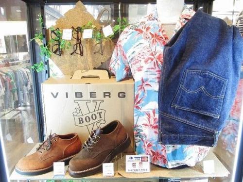 トップスのアロハシャツ