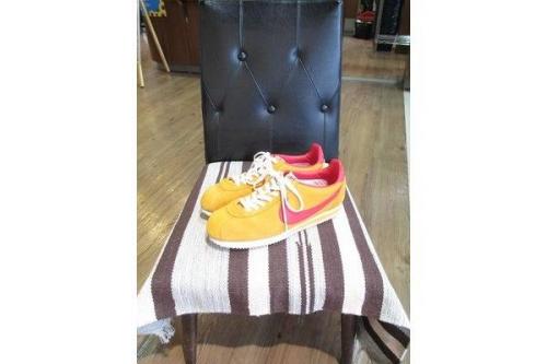 ボトムスのデニムパンツ