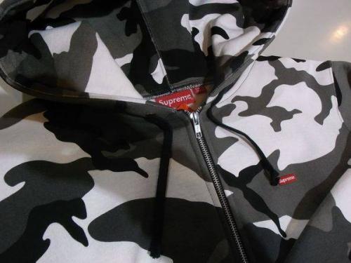 トップスのパーカー