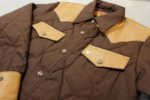 トップスのシャツ