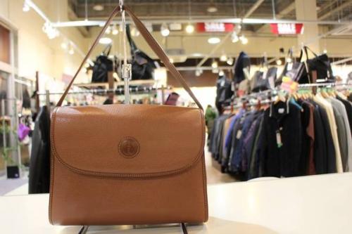 ペンシルスカートのクラッチバッグ