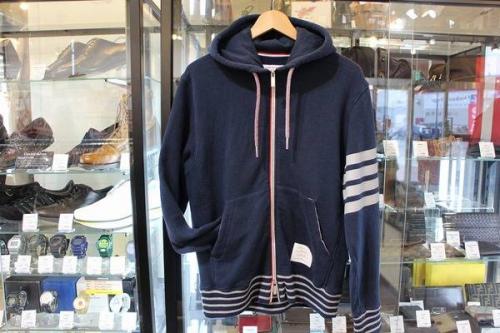 トップスのパーカー