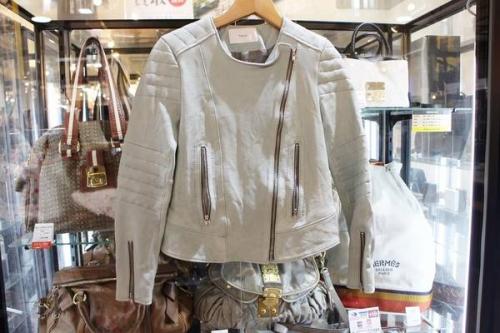 クラッチバッグのライダースジャケット