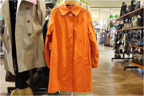 スニーカーのトレンチコート
