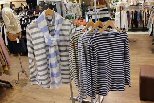 トップスのバスクシャツ