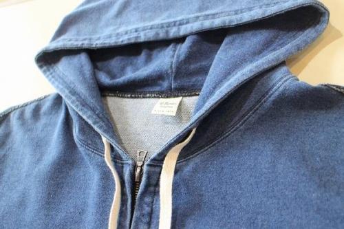 トップスのパーカー