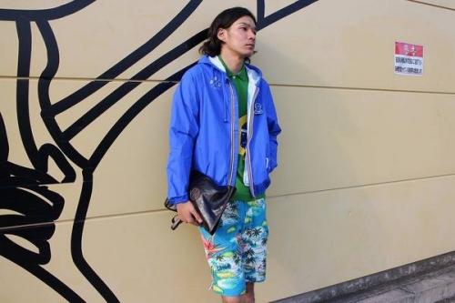 トップスのポロシャツ