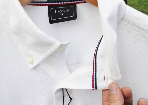 トップスのポロシャツ