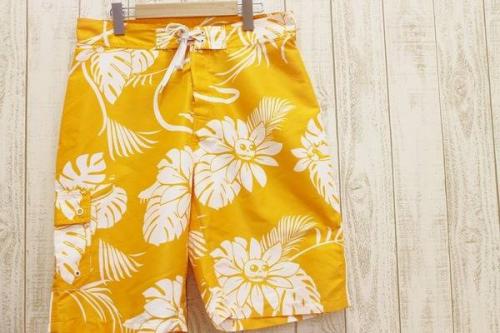 ハーフパンツのサーフショーツ