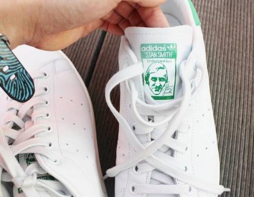 スニーカーのアディダス