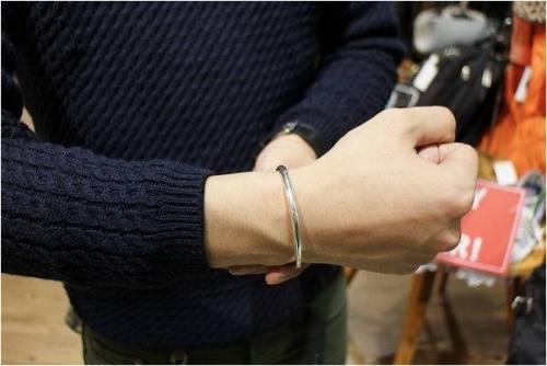 アンダーカバーイズムのバングル