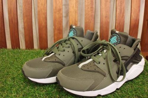 AIR　HUARACHEのスニーカー