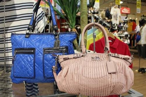 バッグのスニーカー