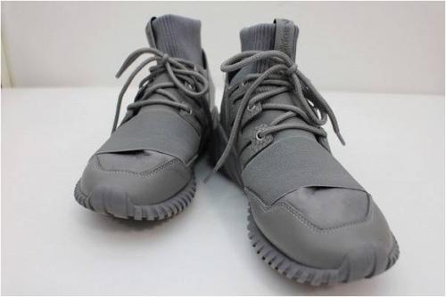 TUBULAR DOOMのｽﾆｰｶｰ