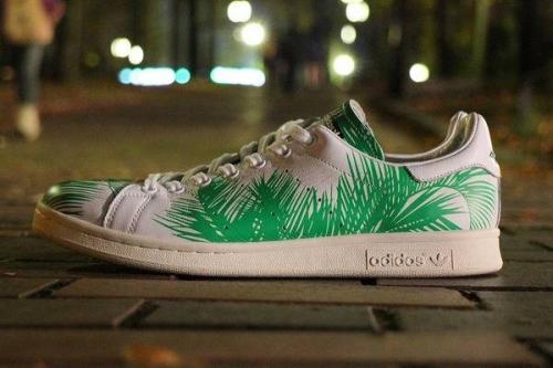 スニーカーのジョジョコラボスニーカー