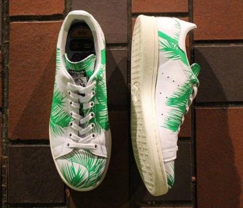 ジョジョコラボスニーカーのadidas限定モデル