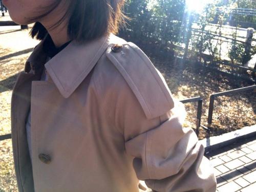 トップスのトレンチコート