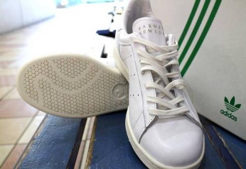 adidasのBARNEYS NEWYORK